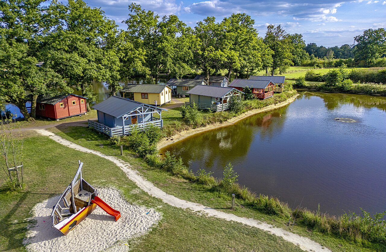 Luftbild Mobil-homes, Spielplatz, Teich auf Camping CAPFUN Vlinderloo in Enschede.