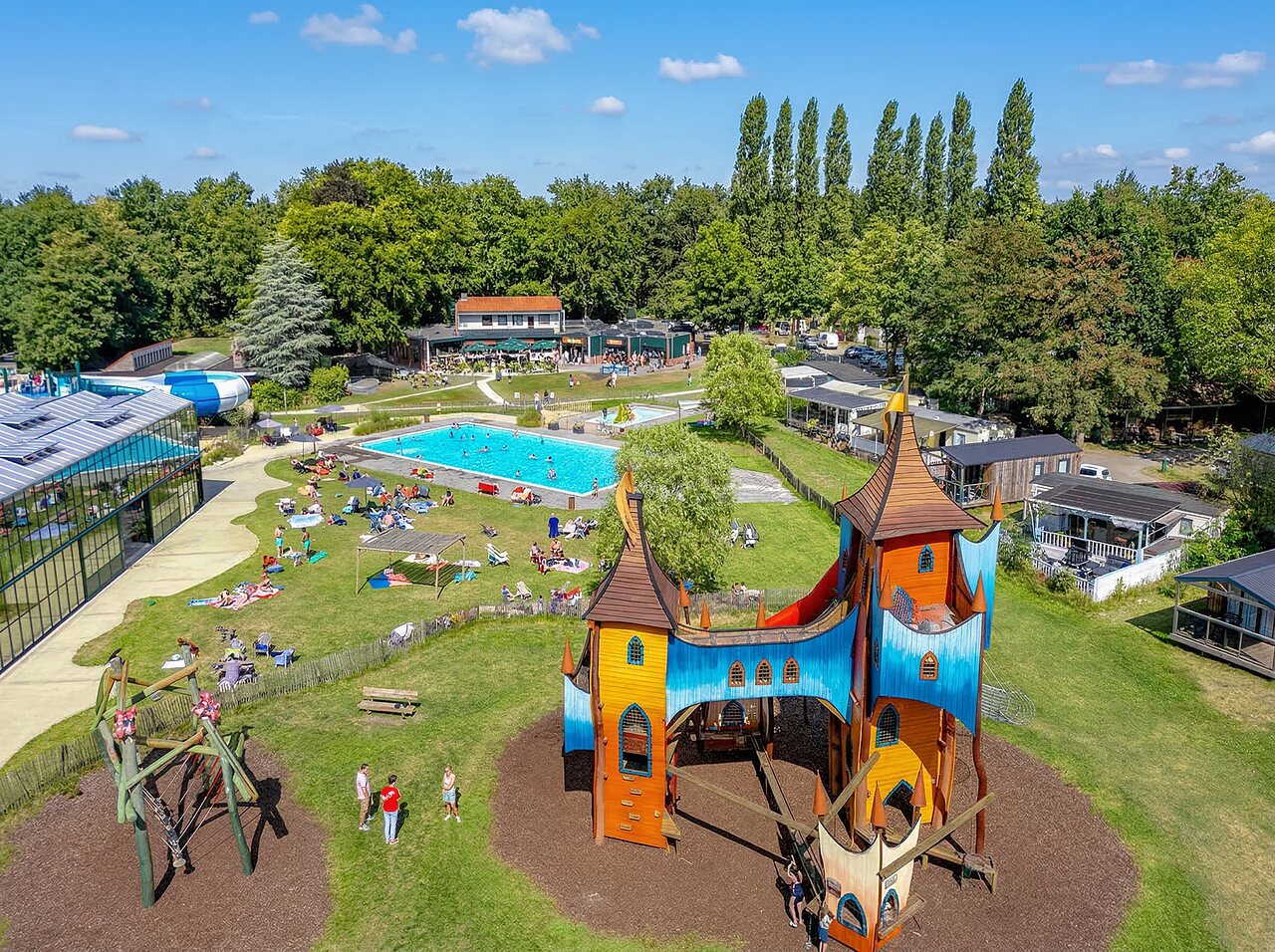 Gro�er Schloss-Spielplatz, Au�en- und Innenpools am Campingplatz CAPFUN Vlinderloo Enschede.