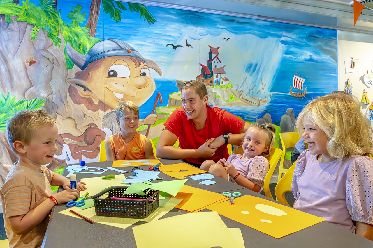 Kreative Kinderaktivit�t mit Animateur auf dem Campingplatz CAPFUN Vlinderloo in Enschede.