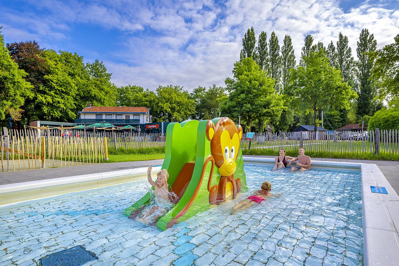 Au�enpool mit Kinderrutsche am Campingplatz CAPFUN Vlinderloo in Enschede.