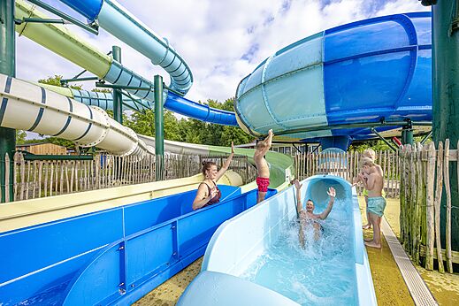 Bunte und vielf�ltige Wasserrutschen auf dem Campingplatz CAPFUN Vlinderloo in Enschede.
