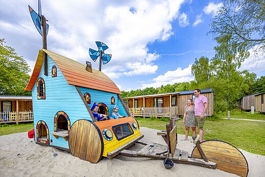 Kleurrijke speeltuin met spelende kinderen op camping CAPFUN Vlinderloo in Enschede.