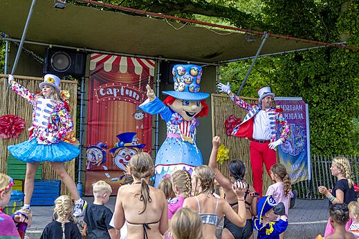 Animatieshow met mascottes en entertainers op camping CAPFUN Vlinderloo in Enschede.