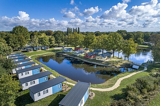 Moderne Mobilheime und Teich aus der Vogelperspektive auf dem Campingplatz CAPFUN Vlinderloo in Enschede.