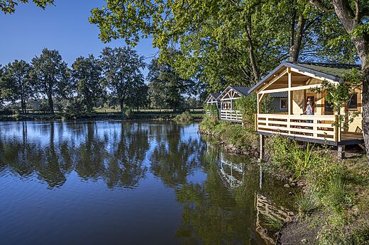 Mobilheime auf Stelzen am Seeufer, Camping CAPFUN Vlinderloo Enschede.