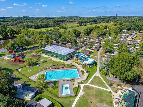 Luftbild des Campings, Pools, Rutschen, Mobilheime auf dem Camping CAPFUN Vlinderloo in Enschede.