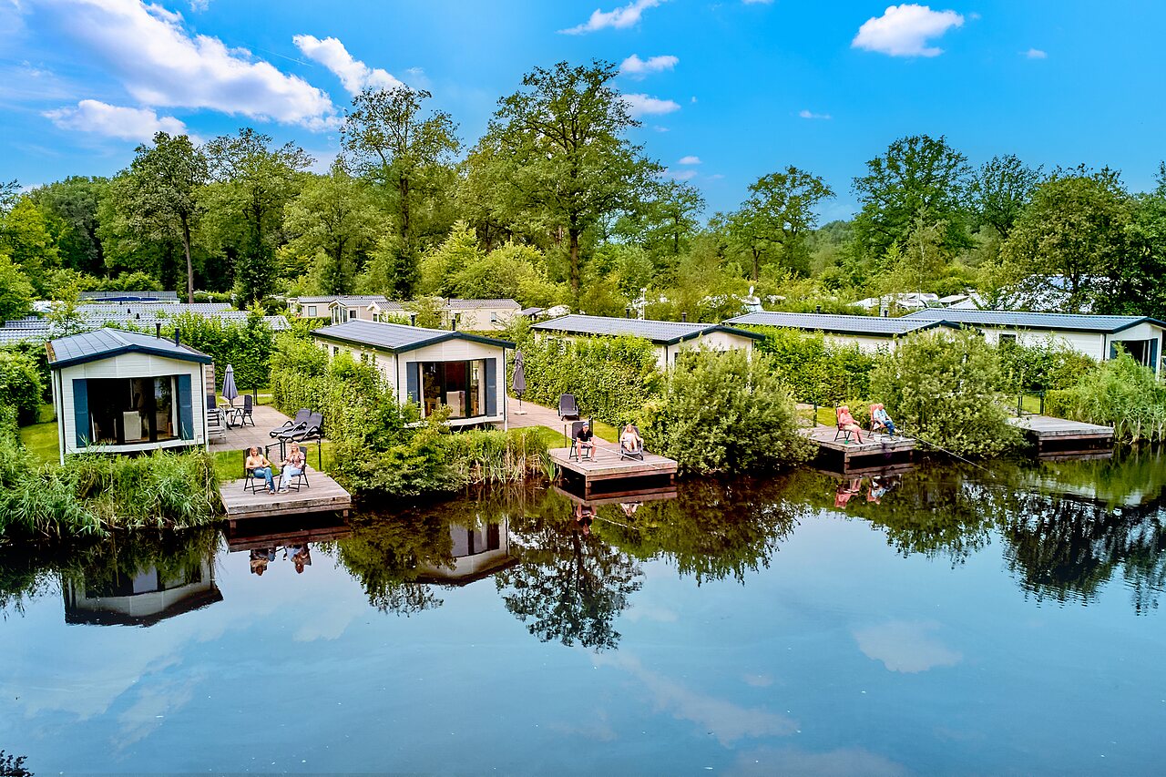 Moderne stacaravans met terrassen aan het water op camping CAPFUN De Waldsang, Bakkeveen.