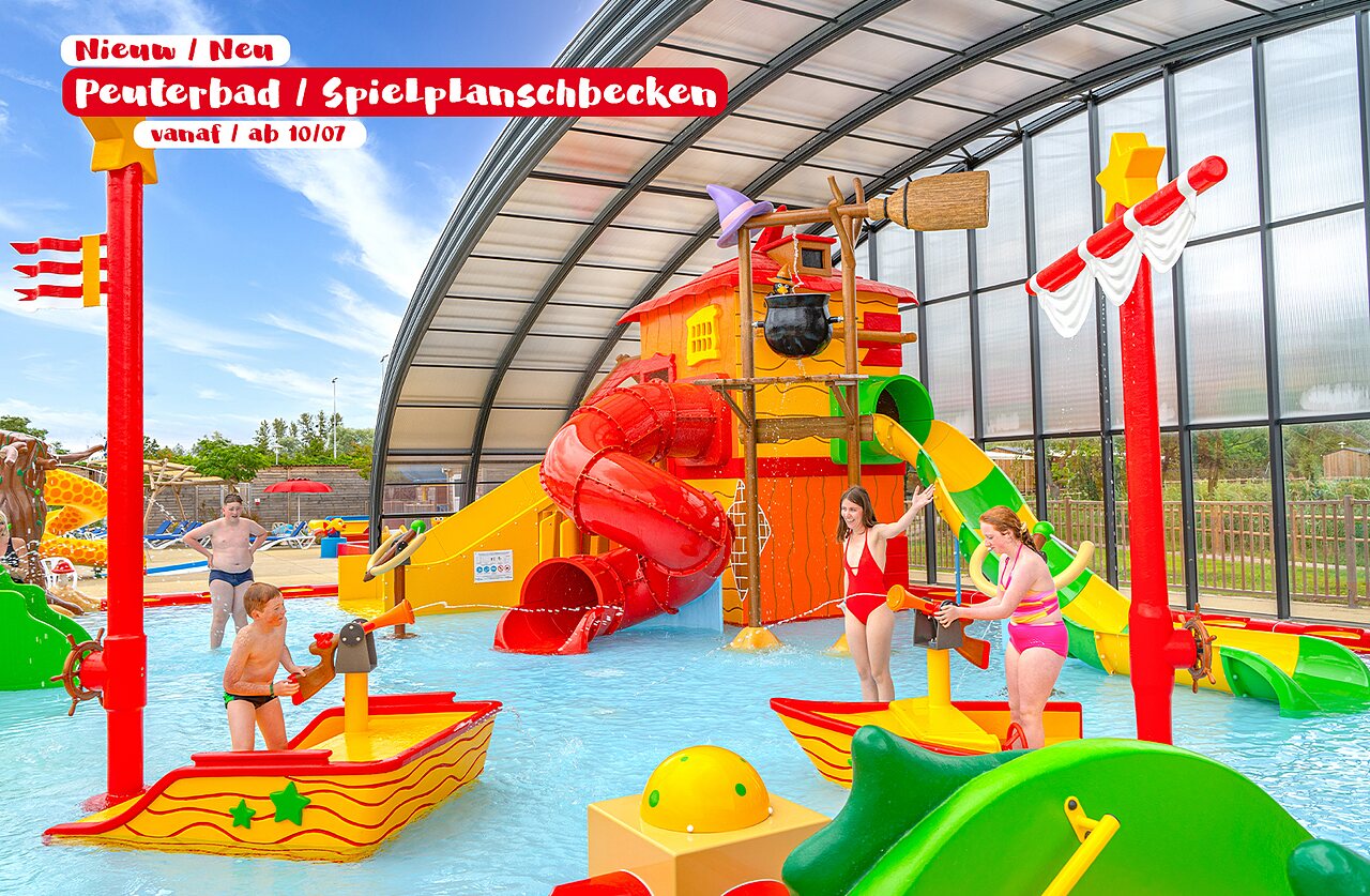 Overdekt zwembad, glijbanen en waterspellen bij CAPFUN De Waldsang camping, Bakkeveen.
