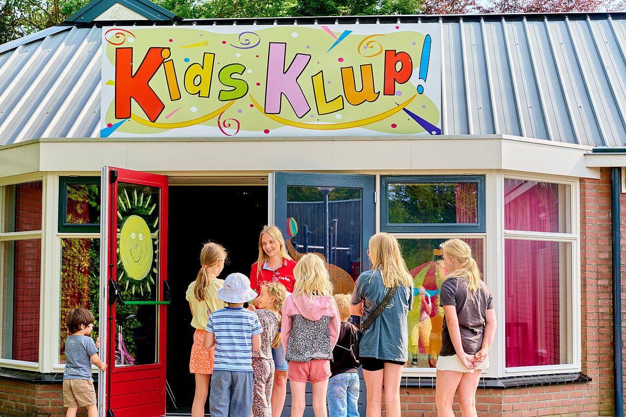Kinderen met animator voor Kids Klup op camping CAPFUN De Waldsang Bakkeveen.
