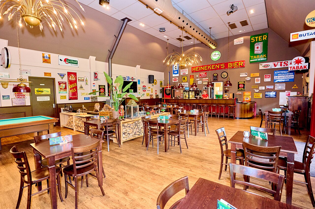 Bar, restauranttafels en biljart in camping CAPFUN De Waldsang in Bakkeveen.