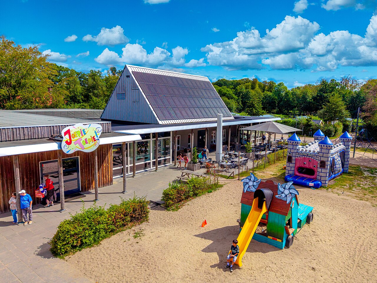 Spielplatz, Restaurant mit Terrasse im CAPFUN De Waldsang in Bakkeveen.