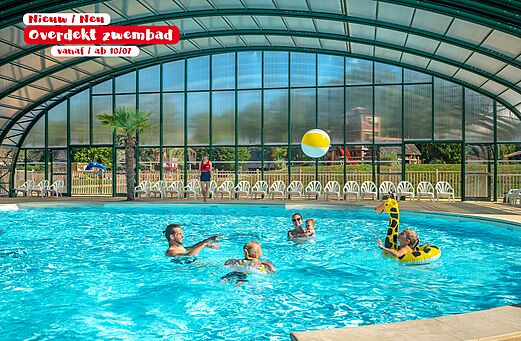 Hallenbad, Familie und Kinder spielen auf dem Campingplatz CAPFUN De Waldsang in Bakkeveen.