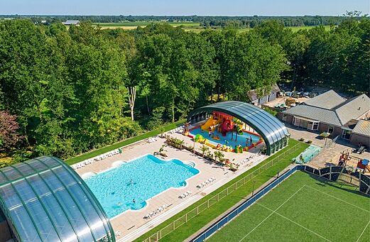 Buitenzwembad, overdekte waterzone en speeltuin op camping CAPFUN De Waldsang.