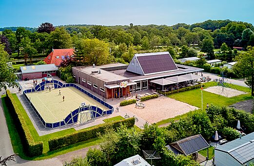 Multisportplatz und Spielbereich aus der Luft auf dem Campingplatz CAPFUN De Waldsang in Bakkeveen.