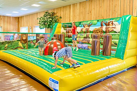Indoor-H�pfburg f�r Kinder auf dem Campingplatz CAPFUN De Waldsang in Bakkeveen