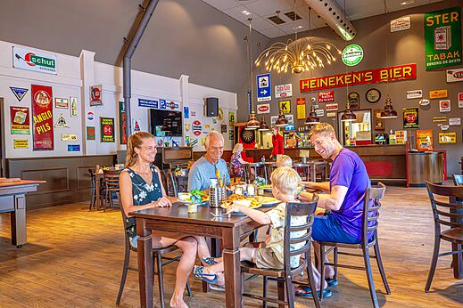 Familienrestaurant mit Vintage-Dekor auf dem Campingplatz CAPFUN De Waldsang in Bakkeveen