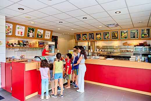 Restauranttheke mit Kellnerin und Kindern auf dem Campingplatz CAPFUN De Waldsang in Bakkeveen.