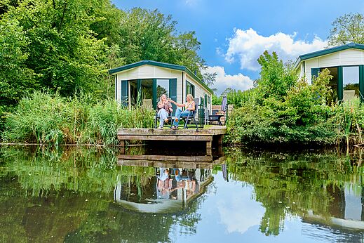 Mobilheim mit Terrasse am Wasser, Campingplatz CAPFUN De Waldsang in Bakkeveen.