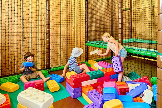Indoor-Spielplatz mit Bausteinen auf dem Campingplatz CAPFUN De Waldsang in Bakkeveen.