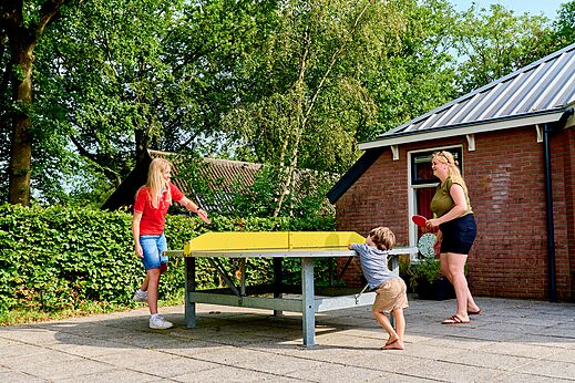 Outdoor-Tischtennisplatte mit Urlaubern auf dem Campingplatz CAPFUN De Waldsang in Bakkeveen.