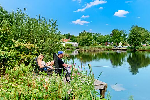 Paar angelt und entspannt am Wasser auf dem Campingplatz CAPFUN De Waldsang in Bakkeveen.