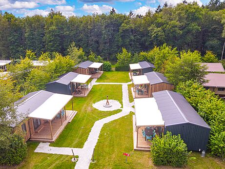 Moderne Mobilheime mit Terrassen, Gemeinschaftsbereich auf Camping CAPFUN De Waldsang in Bakkeveen.