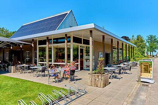 Buiten terras restaurant, gebouw met zonne-energie op camping CAPFUN De Waldsang in Bakkeveen.