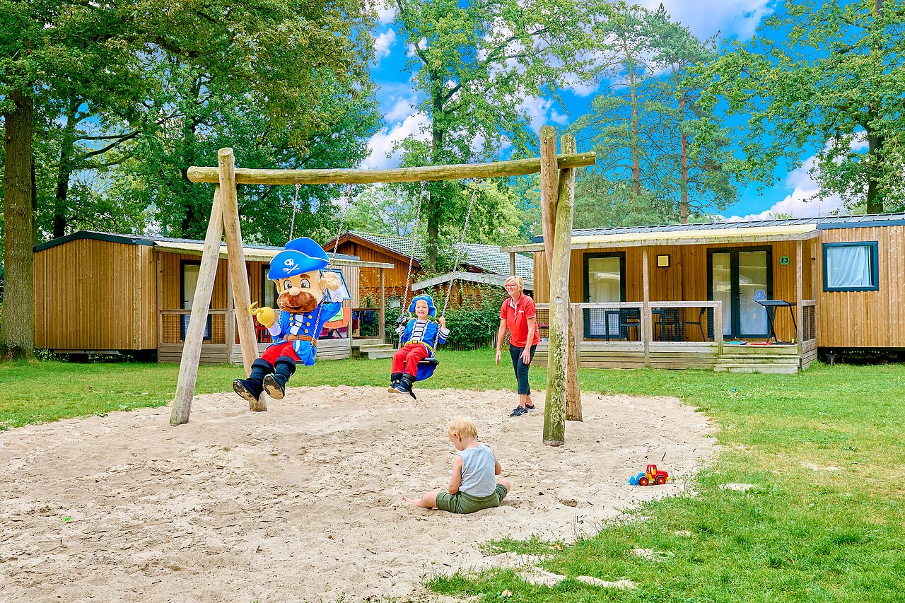 Schaukeln und spielende Kinder, Mobilheime auf Campingplatz CAPFUN Wieskamp, Winterswijk Henxel.