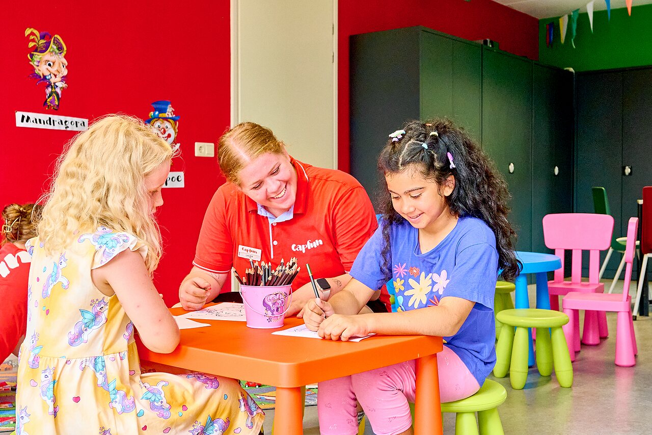 Kinder malen mit Animateur bei Aktivit�t auf Camping CAPFUN Wieskamp in Winterswijk Henxel.