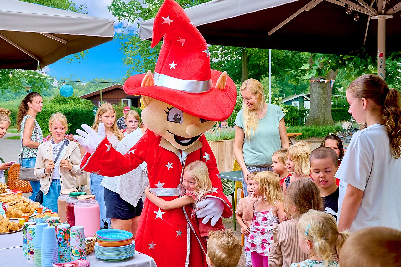 Maskottchen und Kinder genie�en Animation auf dem Campingplatz CAPFUN Wieskamp in Winterswijk Henxel.