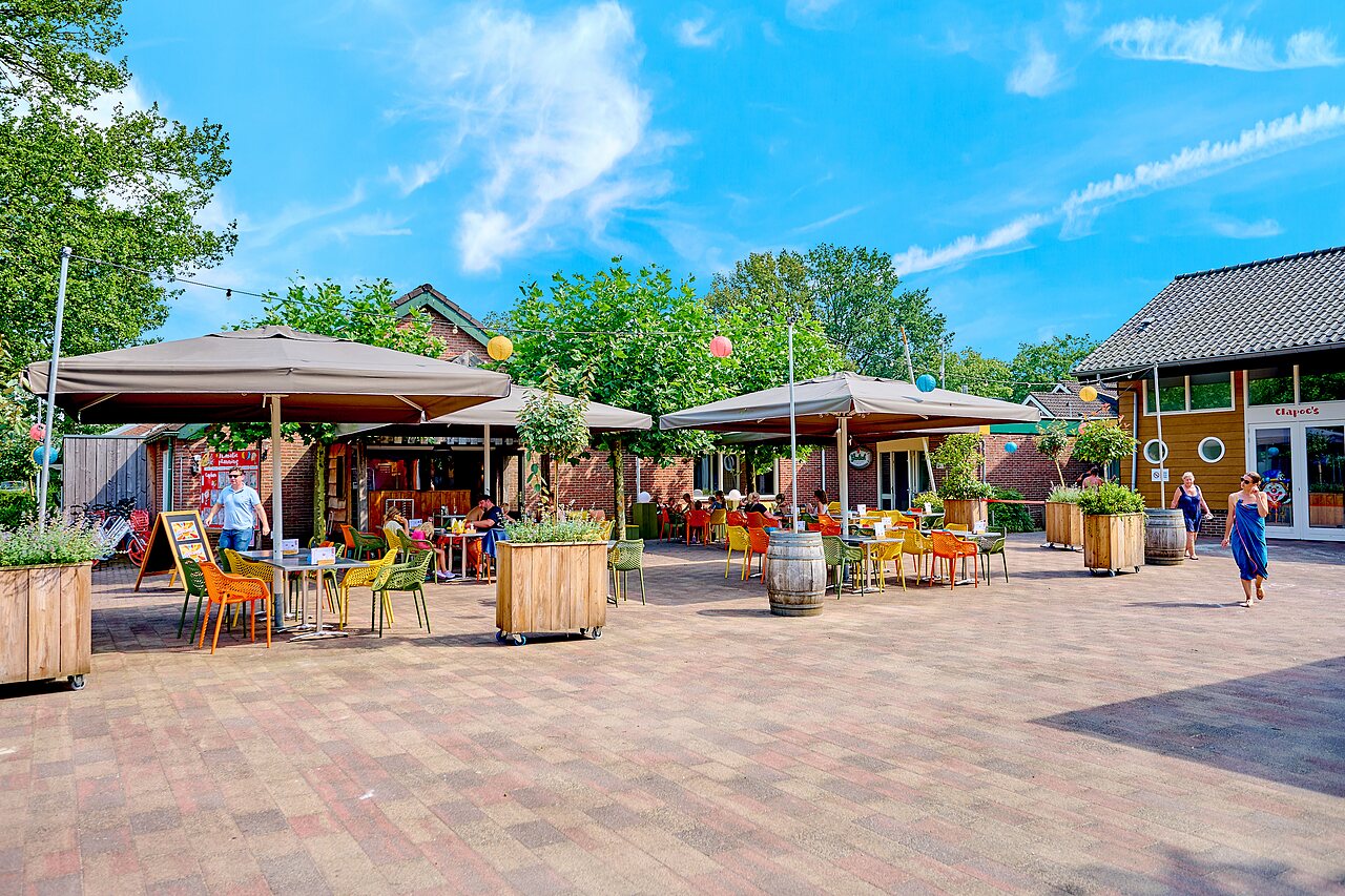Belebte Au�enterrasse des Restaurants mit G�sten am CAPFUN Wieskamp, Winterswijk Henxel.