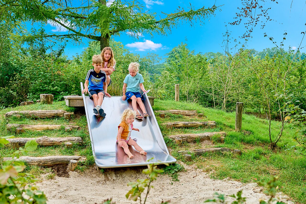 Rutsche und spielende Kinder auf Campingplatz CAPFUN Wieskamp, Winterswijk Henxel.