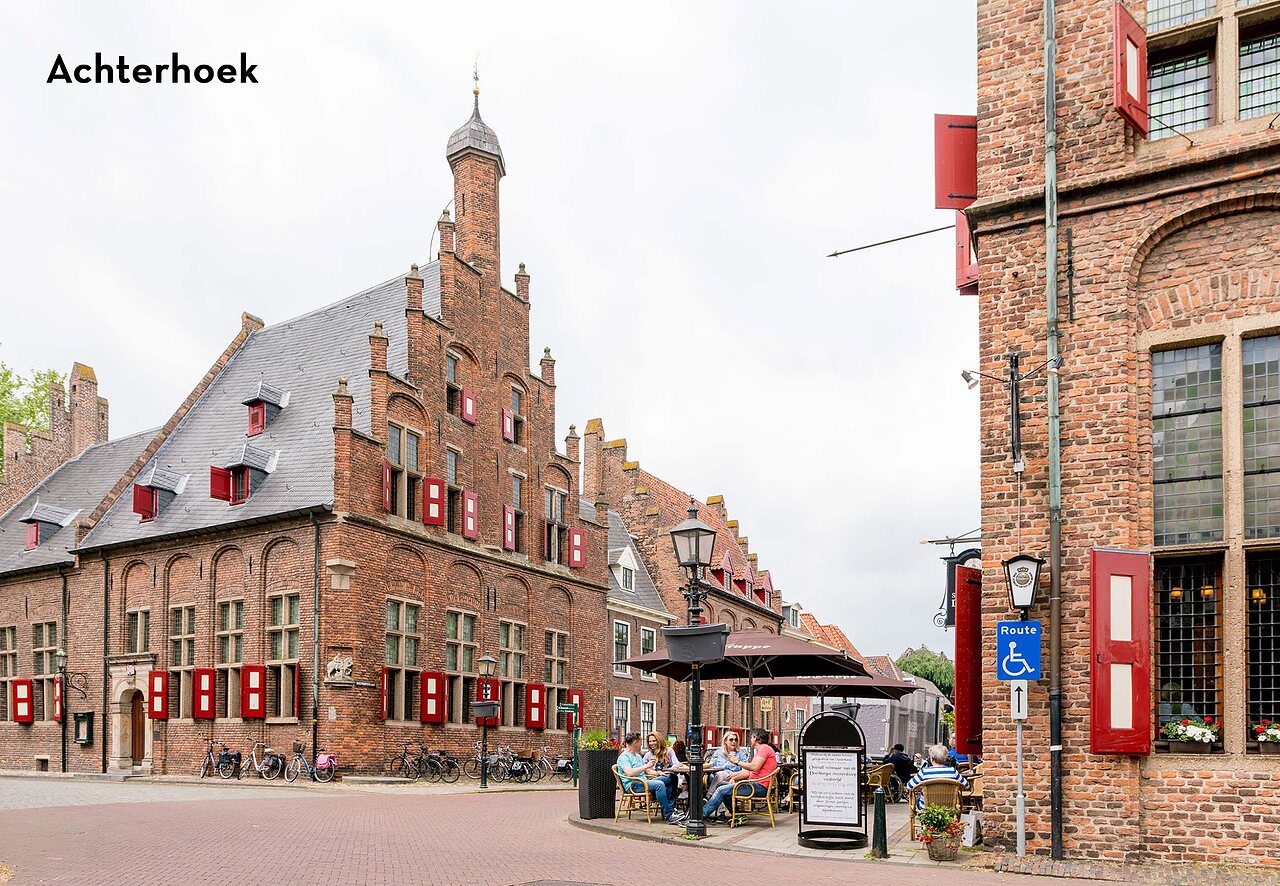Historischer Platz mit altem Rathaus und Caf� in Achterhoek, Niederlande.