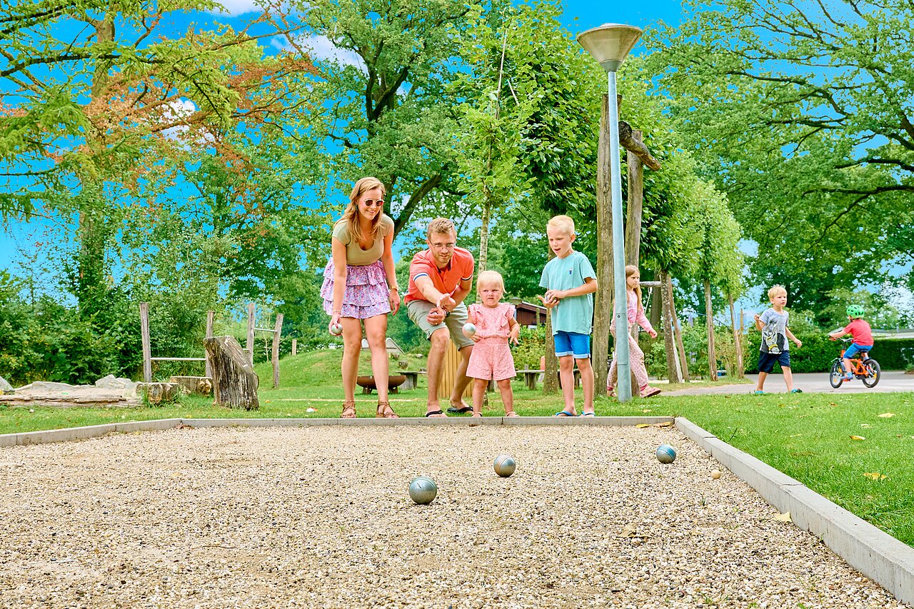 Boccia-Spiel mit Familie auf Camping CAPFUN Wieskamp in Winterswijk Henxel.