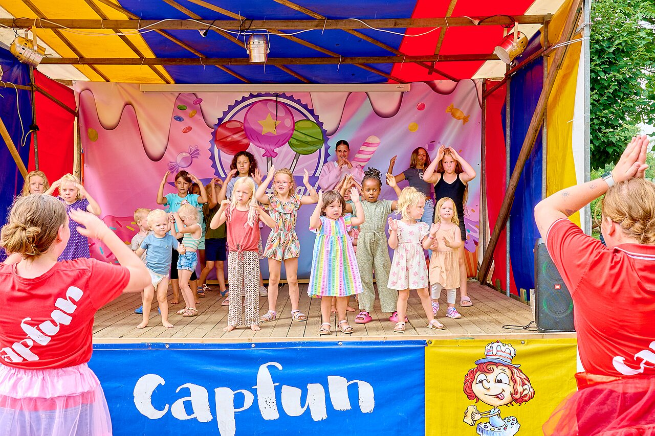 Kinder-Animationsshow auf B�hne auf dem Campingplatz CAPFUN Wieskamp in Winterswijk Henxel.