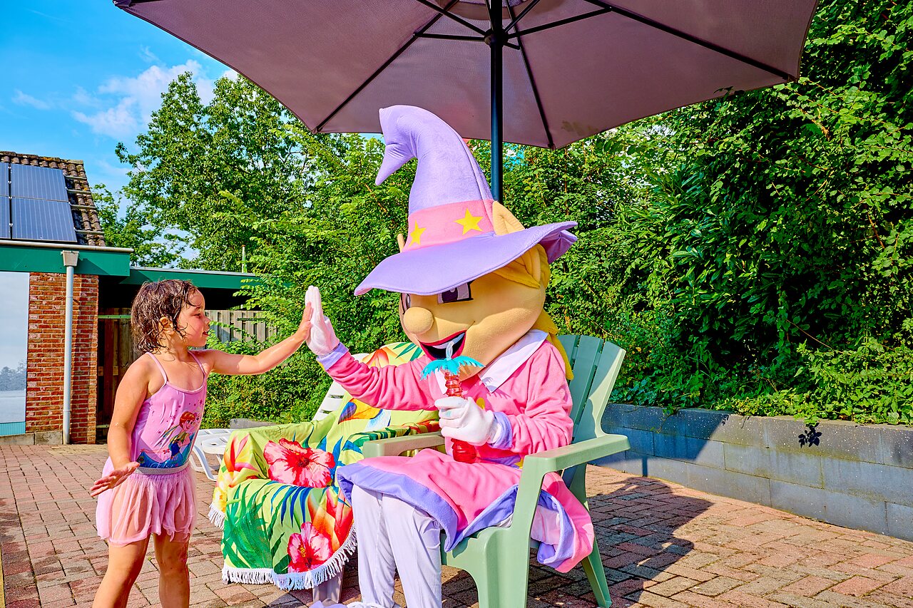 Kind und Maskottchen unter Sonnenschirm auf CAPFUN Wieskamp, Winterswijk Henxel.