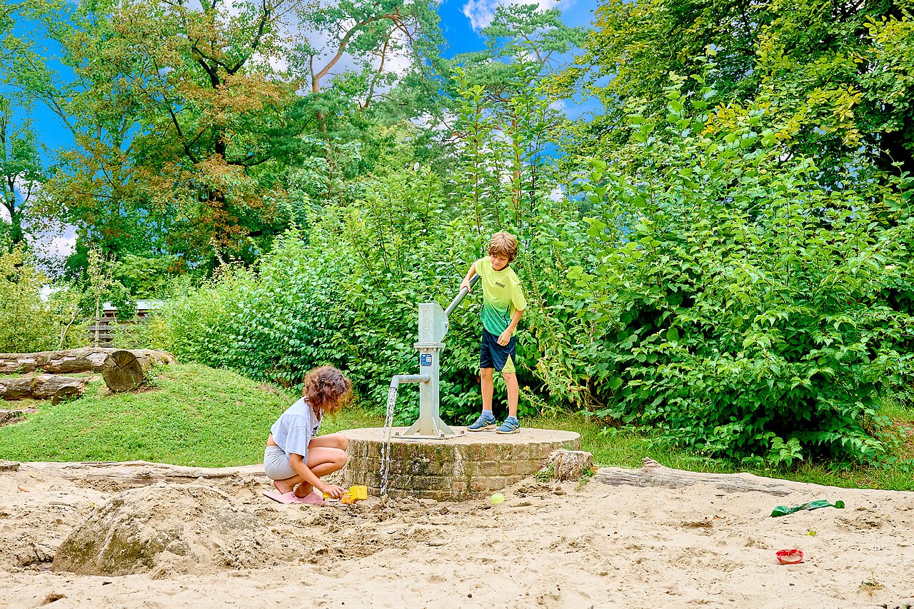 Sandkasten mit Wasserpumpe f�r Kinder, CAPFUN Wieskamp in Winterswijk Henxel.