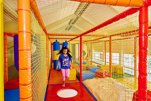 Farbenfroher Indoor-Spielplatz mit Kind auf dem Campingplatz CAPFUN Wieskamp in Winterswijk Henxel.