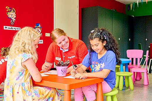 Kinderanimation mit Malen und Animateurin am CAPFUN Wieskamp in Winterswijk Henxel.