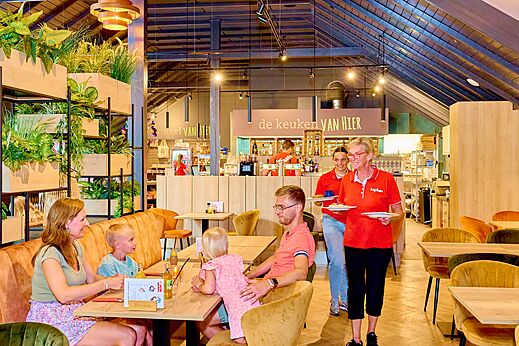 Familie isst im modernen Restaurant des Campingplatzes CAPFUN Wieskamp in Winterswijk Henxel.