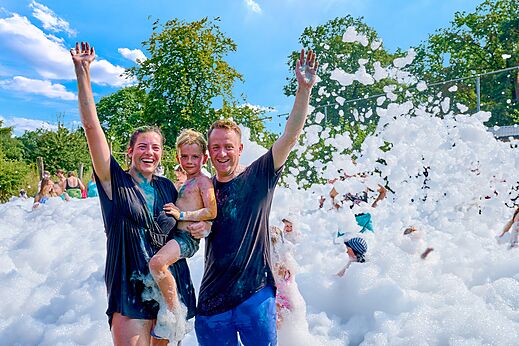 Familie im Schaum auf Campingplatz CAPFUN Wieskamp in Winterswijk Henxel.