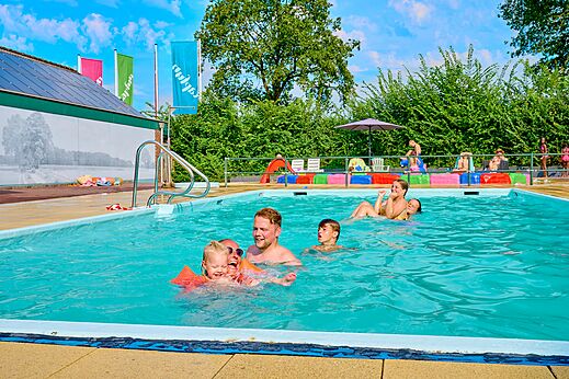 Familie und Kinder haben Spaß im Freibad auf dem Campingplatz CAPFUN Wieskamp in Winterswijk Henxel.