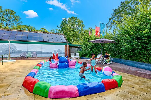 Farbenfrohes Kinderbecken mit spielenden Kindern auf Campingplatz CAPFUN Wieskamp in Winterswijk Henxel.