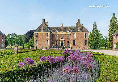 Historisches Schloss mit blühenden Gärten in der schönen Achterhoek Region.