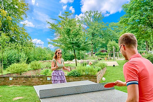 Paar spielt Tischtennis im Freien auf dem Campingplatz CAPFUN Wieskamp in Winterswijk Henxel.