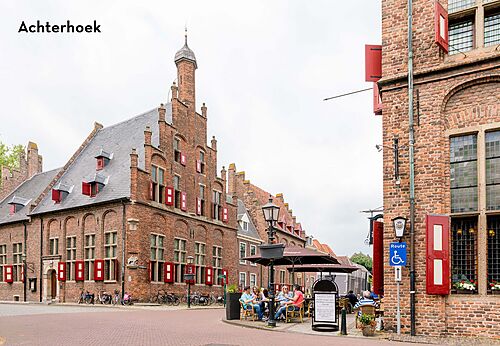 Historischer Platz mit alten Gebäuden und Caféterrassen im Achterhoek.