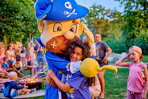 Animation mit Piratenmaskottchen und Kind auf dem Campingplatz CAPFUN Wieskamp in Winterswijk Henxel.