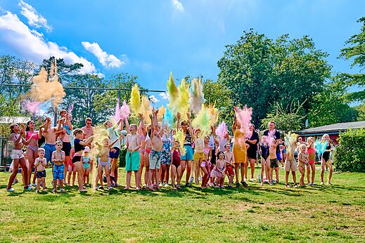 Kinder und Erwachsene bei Farbpulver-Animation auf Camping CAPFUN Wieskamp in Winterswijk Henxel.