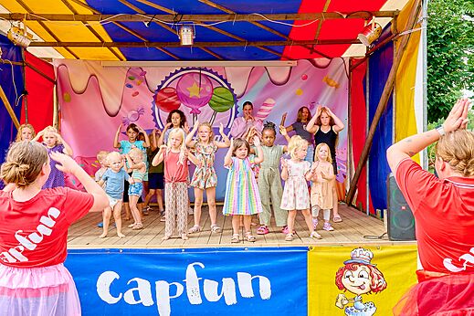 Kinder nehmen an Animation auf Bühne mit Animateuren auf dem Campingplatz CAPFUN Wieskamp in Winterswijk Henxel teil.