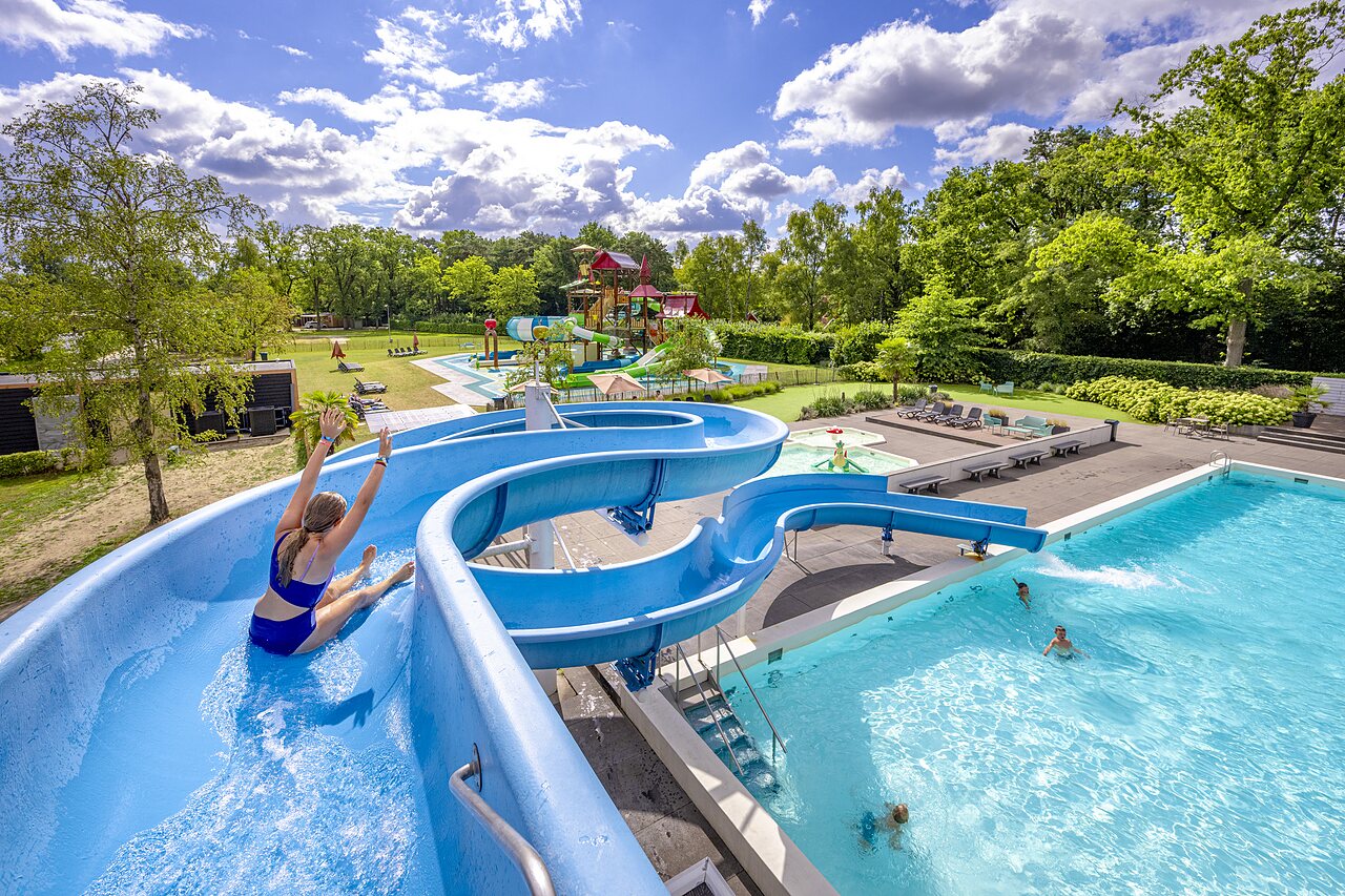Toboggan aquatique, piscines et jeux au camping CAPFUN het Winkel � Winterswijk.
